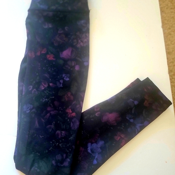 LULULEMON Leggings Dark Floral Wunder Pattern Size Small - Picture 2 of 5